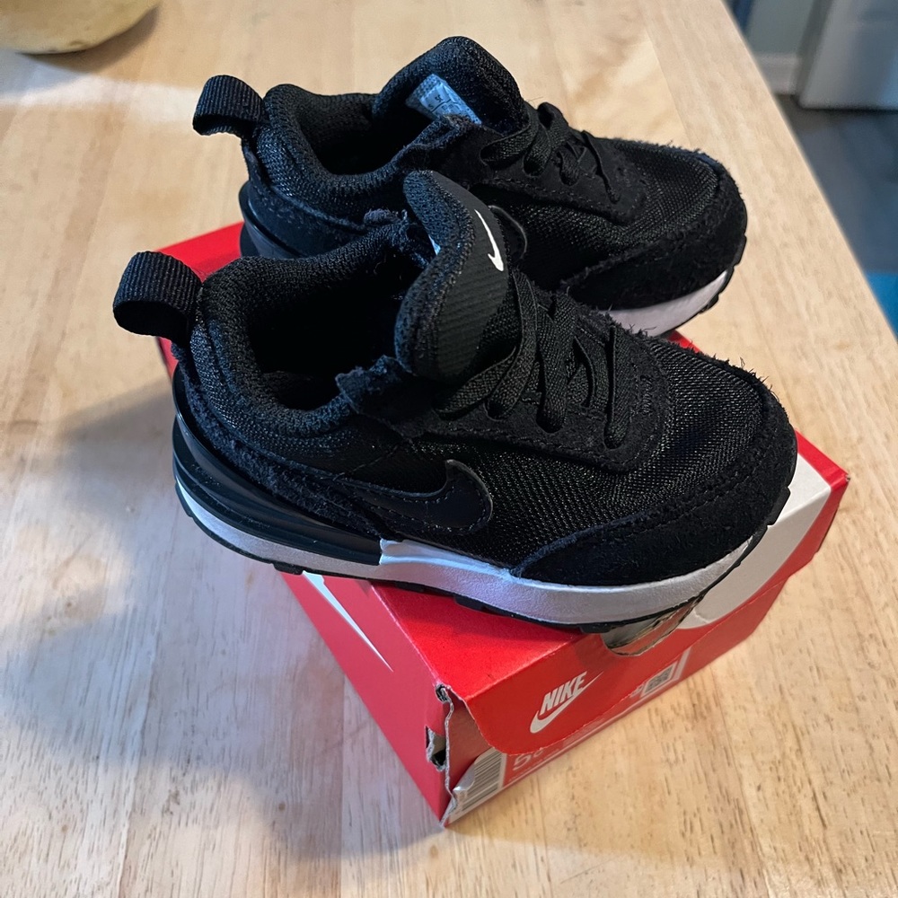 Nike Waffle One size 5